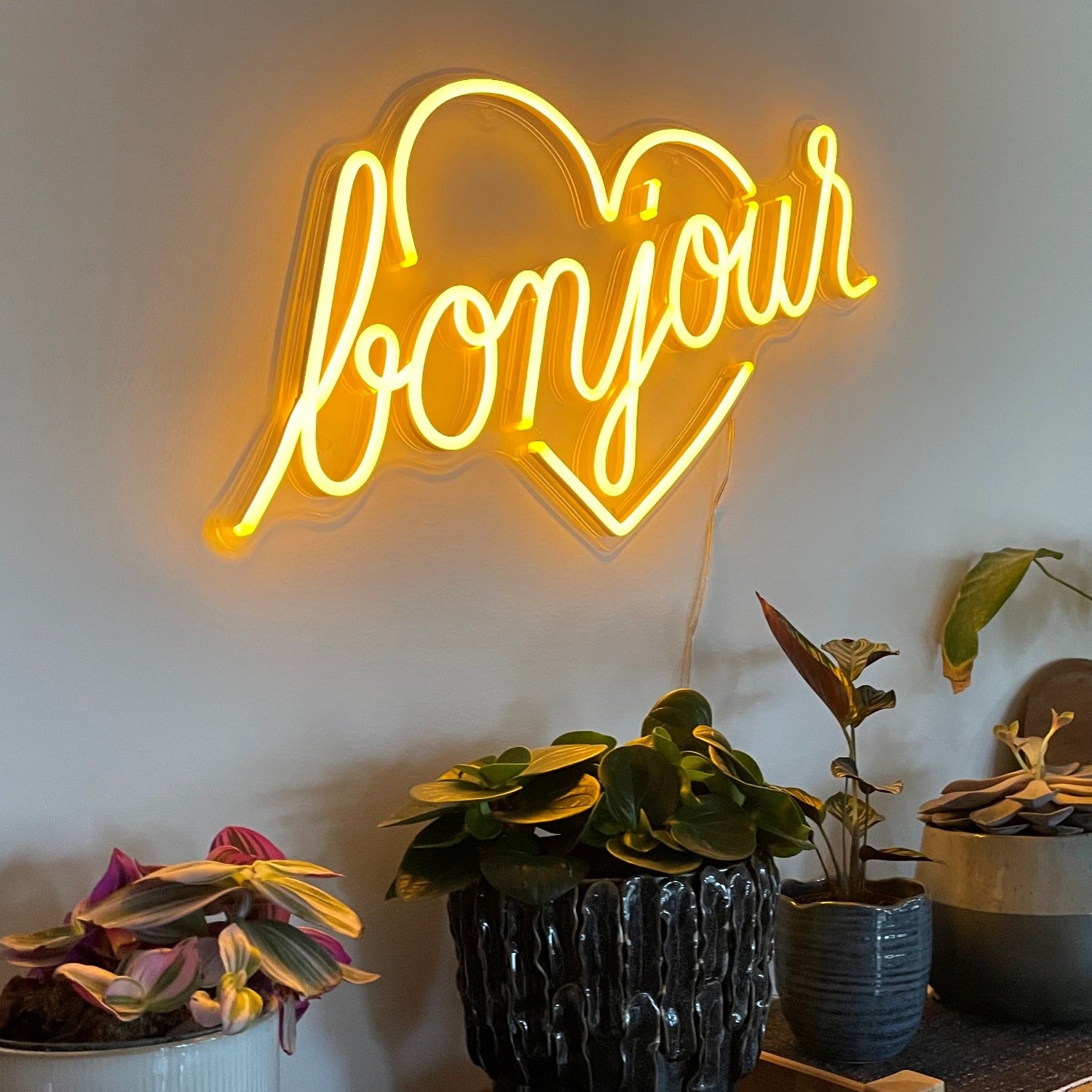 Bonjour by Jean André, signe en néon LED
